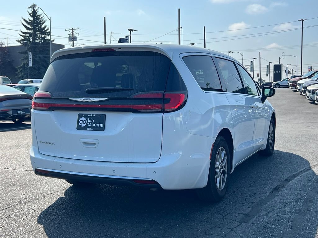 Used 2023 Chrysler Pacifica Touring-L FWD image 7
