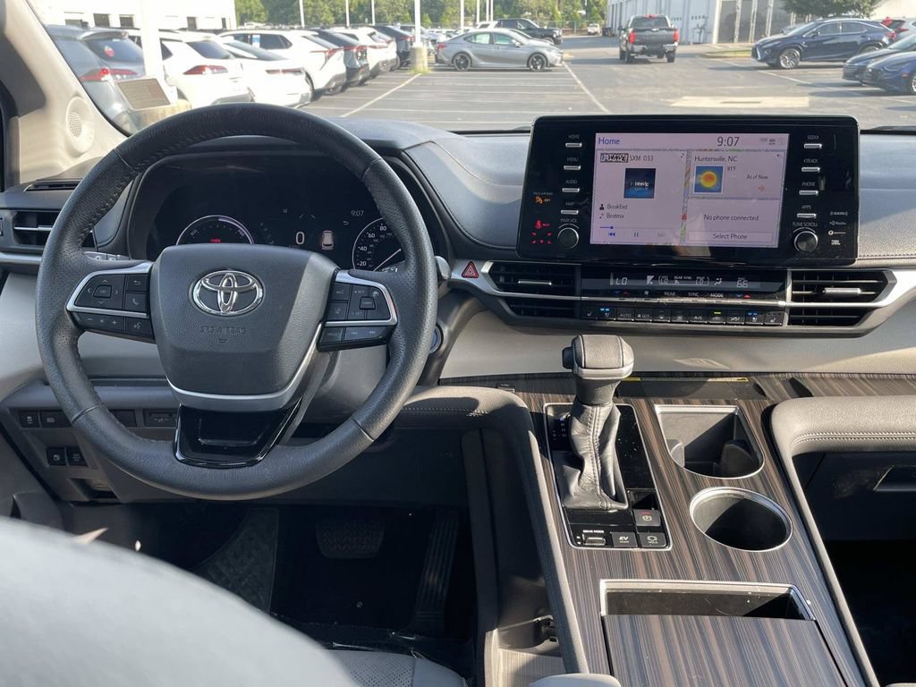 Used 2021 Toyota Sienna Limited FWD image 33