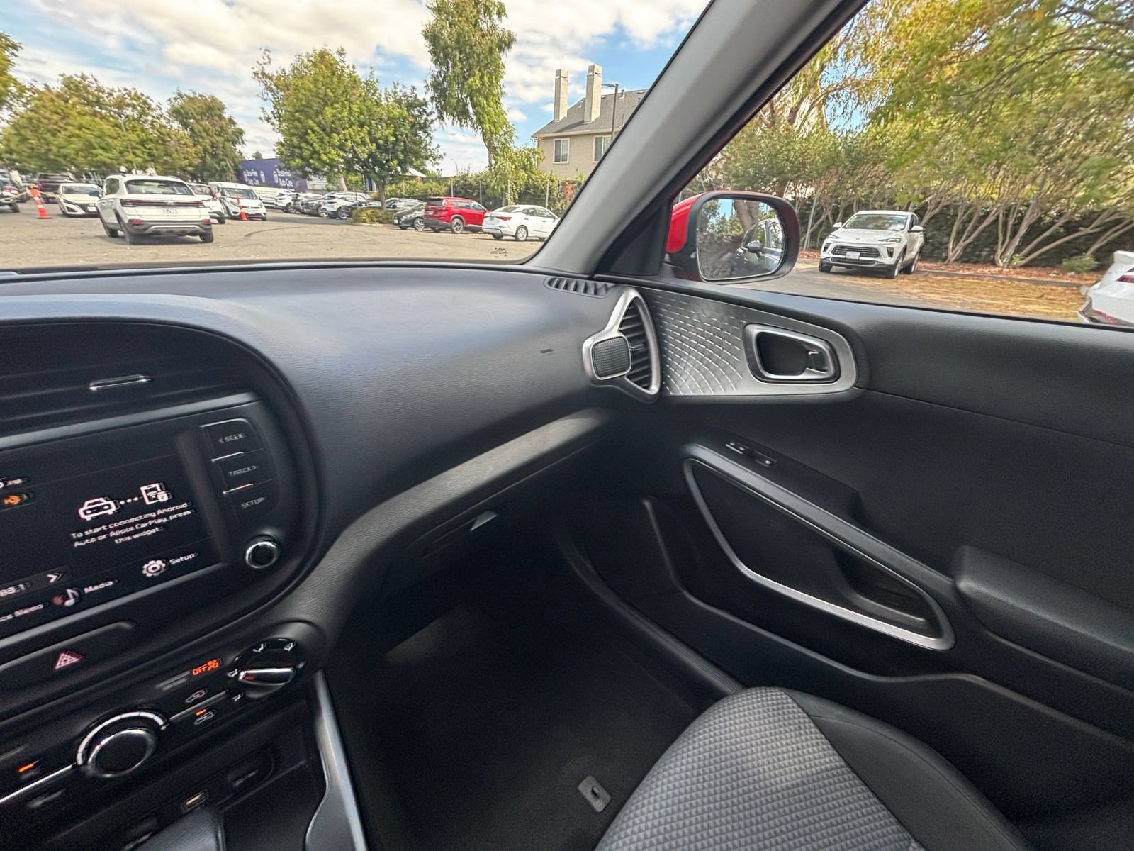 Used 2025 Kia Soul LX w/ LX Technology Package FWD image 32