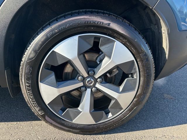 Certified 2025 Volvo XC40 B5 Plus image 9