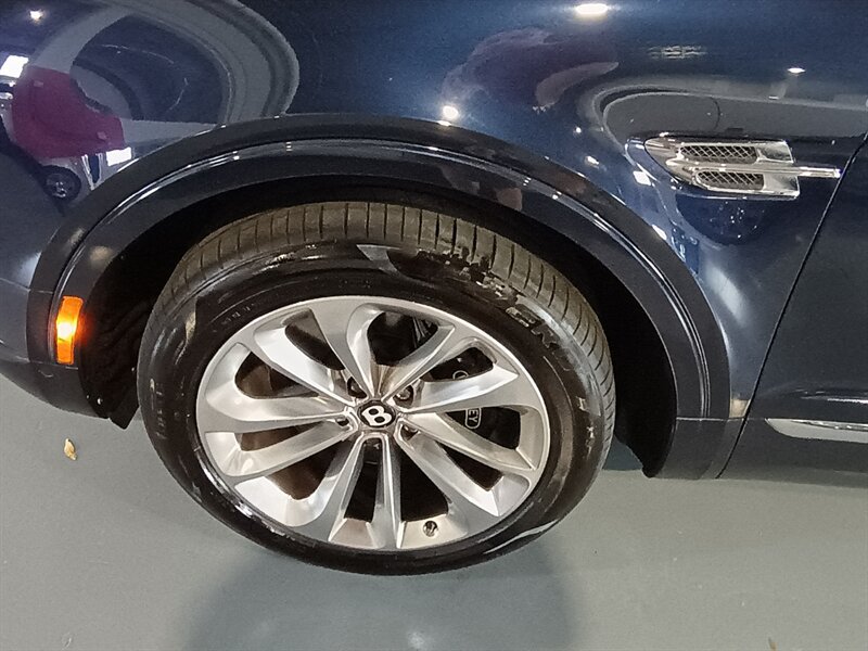 Used 2017 Bentley Bentayga AWD/4WD image 43