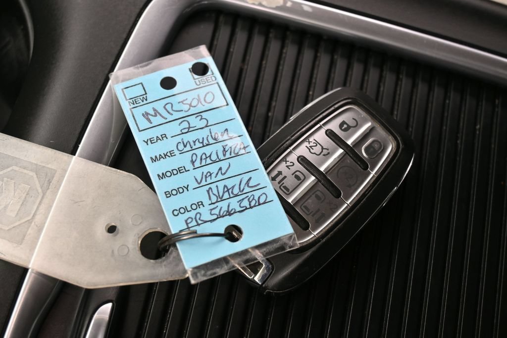 Used 2023 Chrysler Pacifica Touring-L FWD image 27