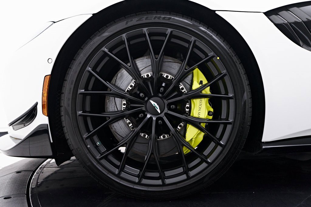 Used 2023 Aston Martin V8 Vantage Roadster image 3