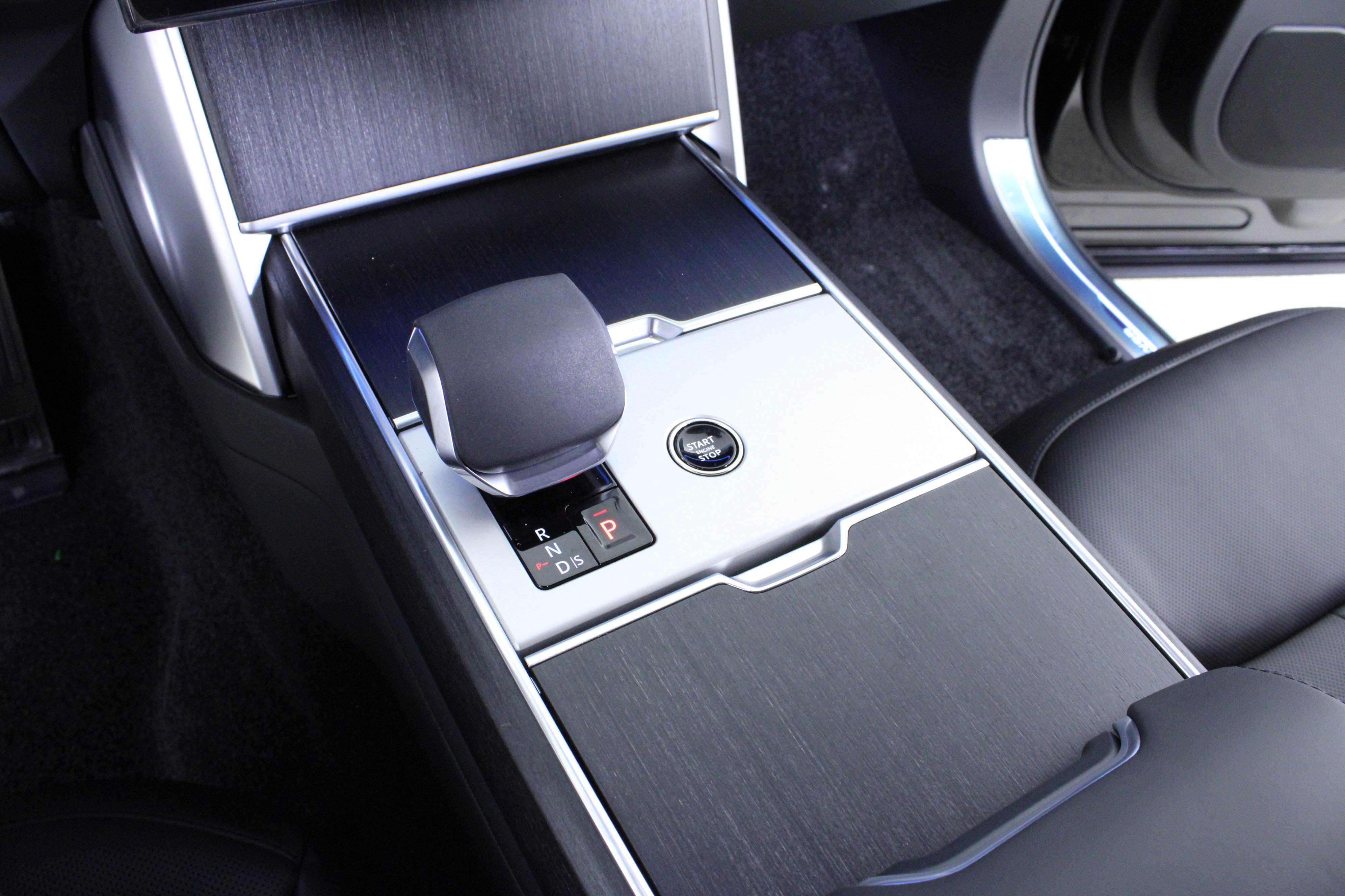 New 2026 Land Rover Range Rover Long Wheelbase SE image 22