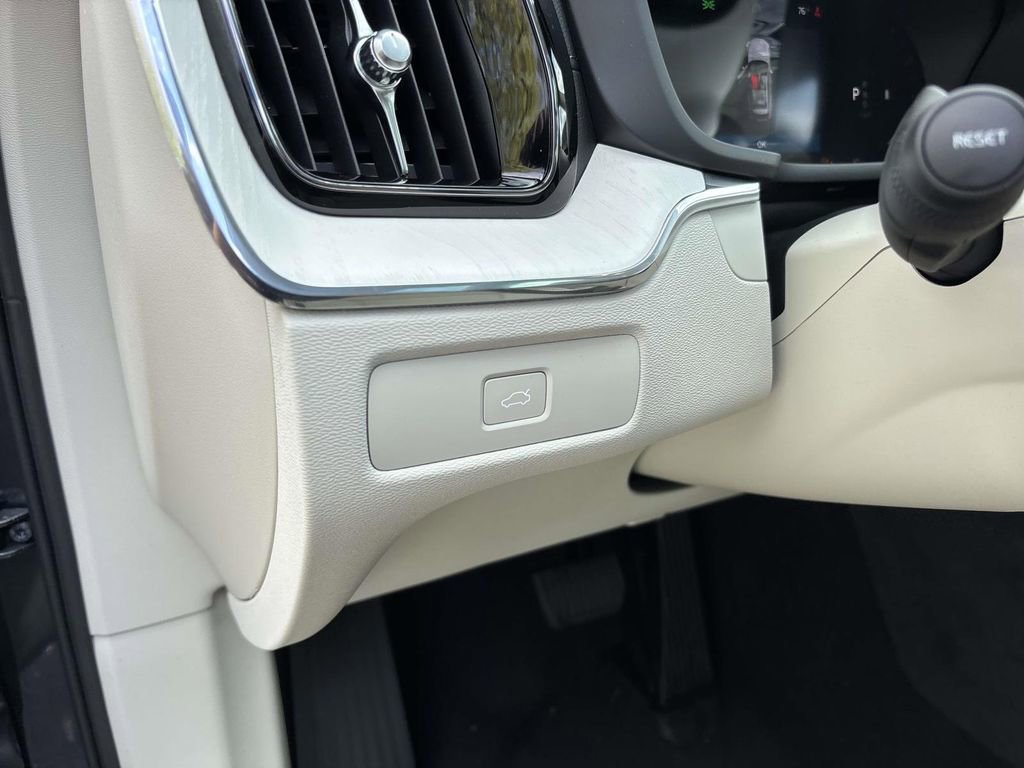 New 2026 Volvo XC60 B5 Ultra w/ Protection Package Premier image 14