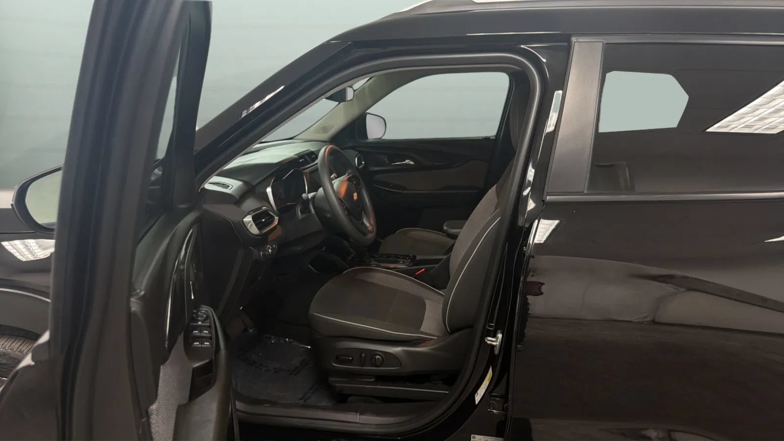 Used 2023 Chevrolet TrailBlazer LT FWD image 21