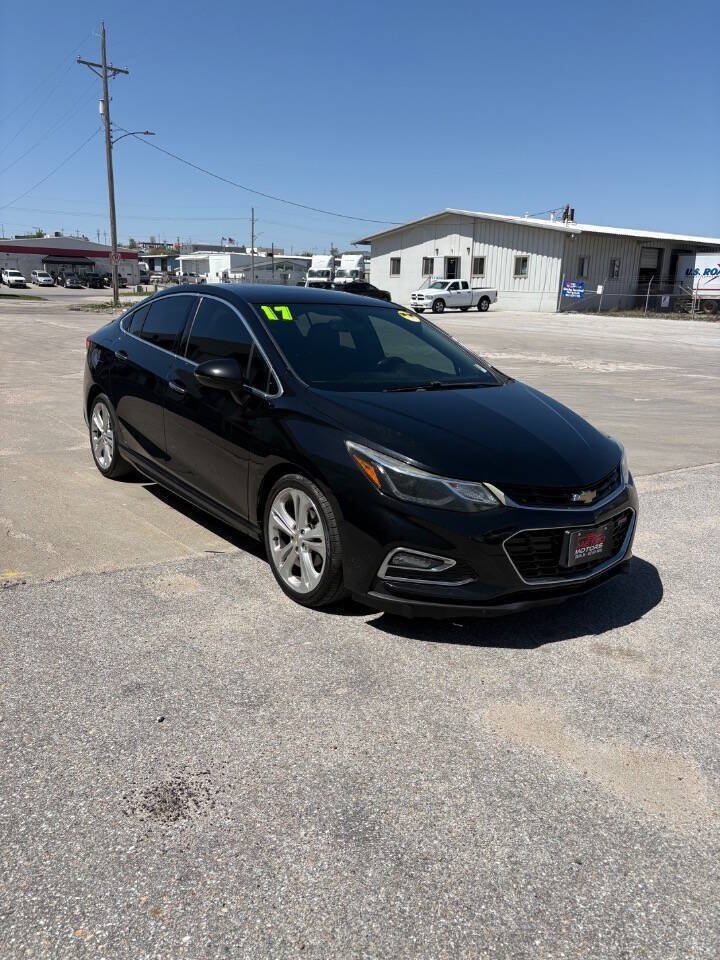 Used 2017 Chevrolet Cruze Premier FWD image 2