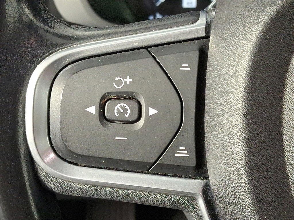 Used 2018 Volvo XC60 T5 Momentum w/ Vision Package image 25