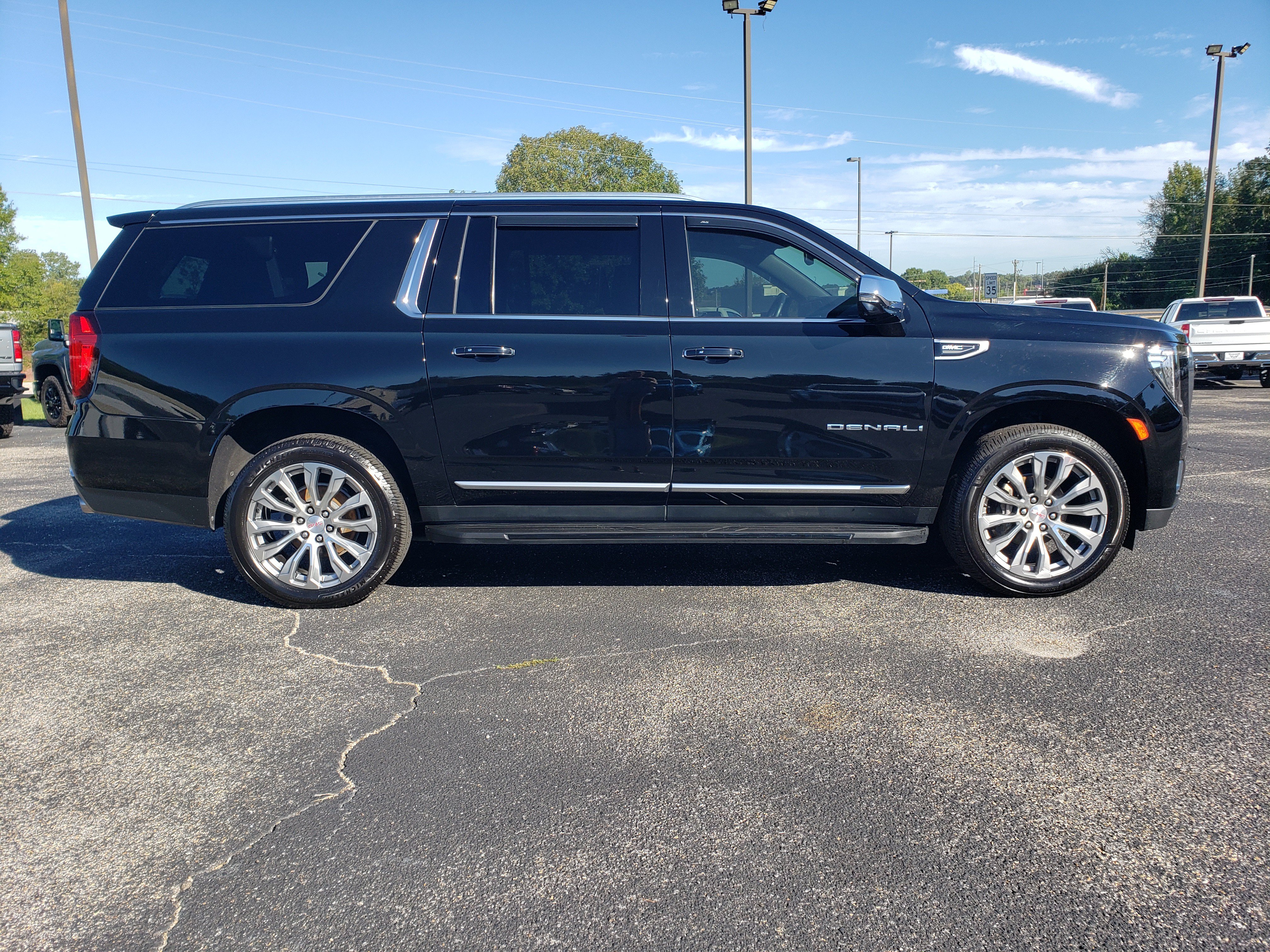 Used 2021 GMC Yukon XL Denali AWD/4WD image 5