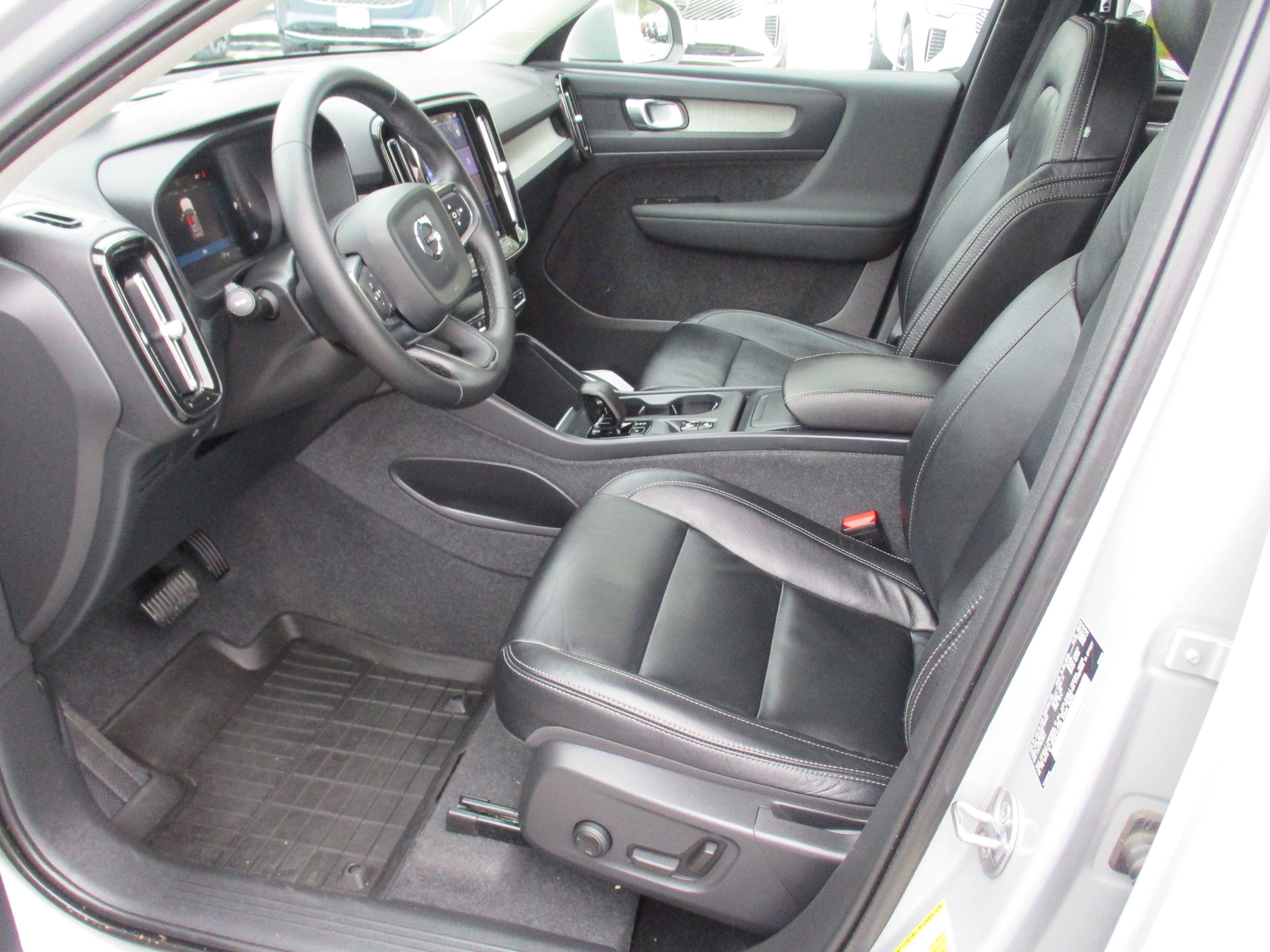 Certified 2023 Volvo XC40 B5 Core w/ Convenience Package image 11