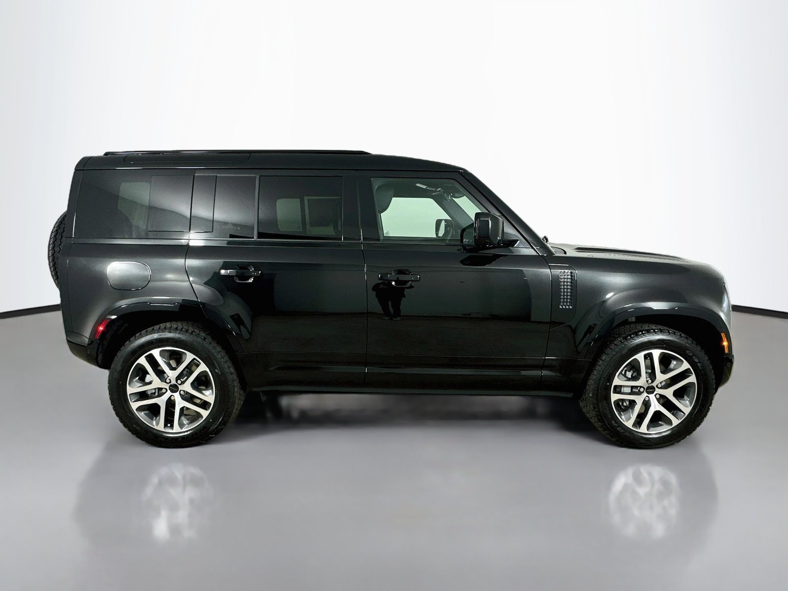 New 2026 Land Rover Defender 110 X-Dynamic SE AWD/4WD image 4