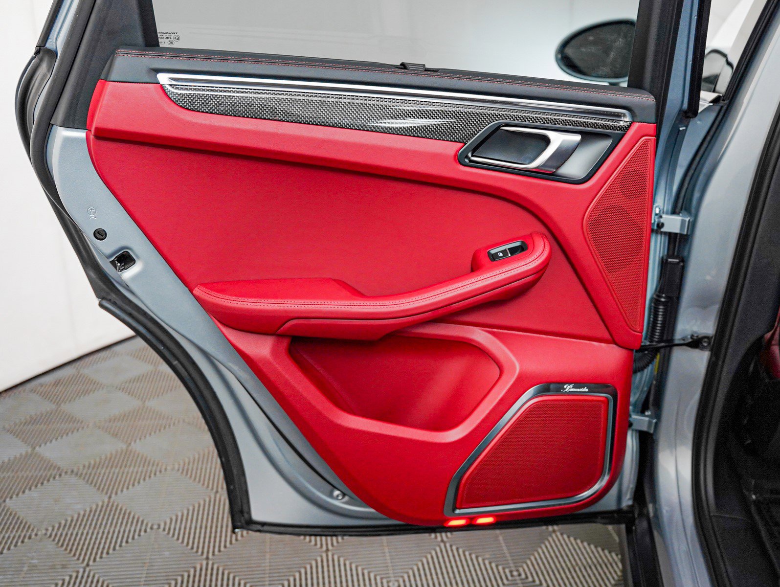 Certified 2025 Porsche Macan GTS image 27