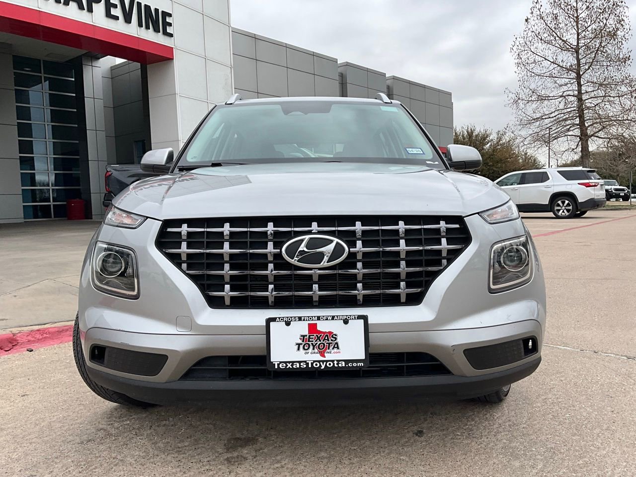 Used 2025 Hyundai Venue SEL image 3