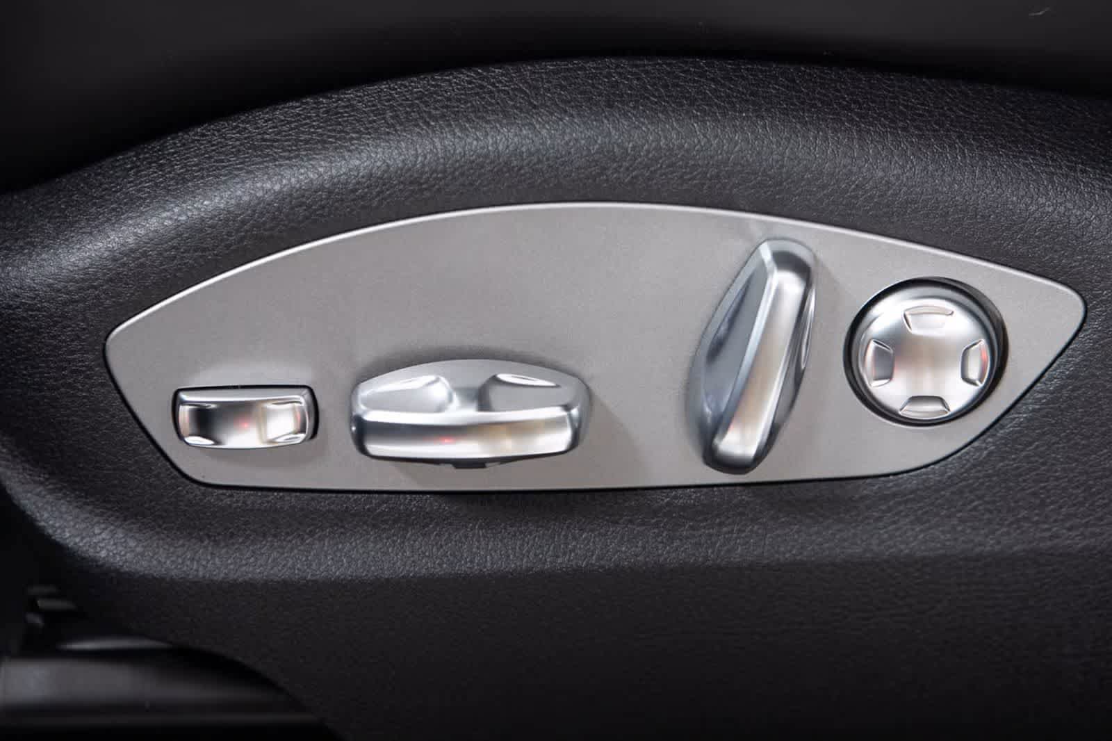 Used 2026 Porsche Macan AWD/4WD image 23