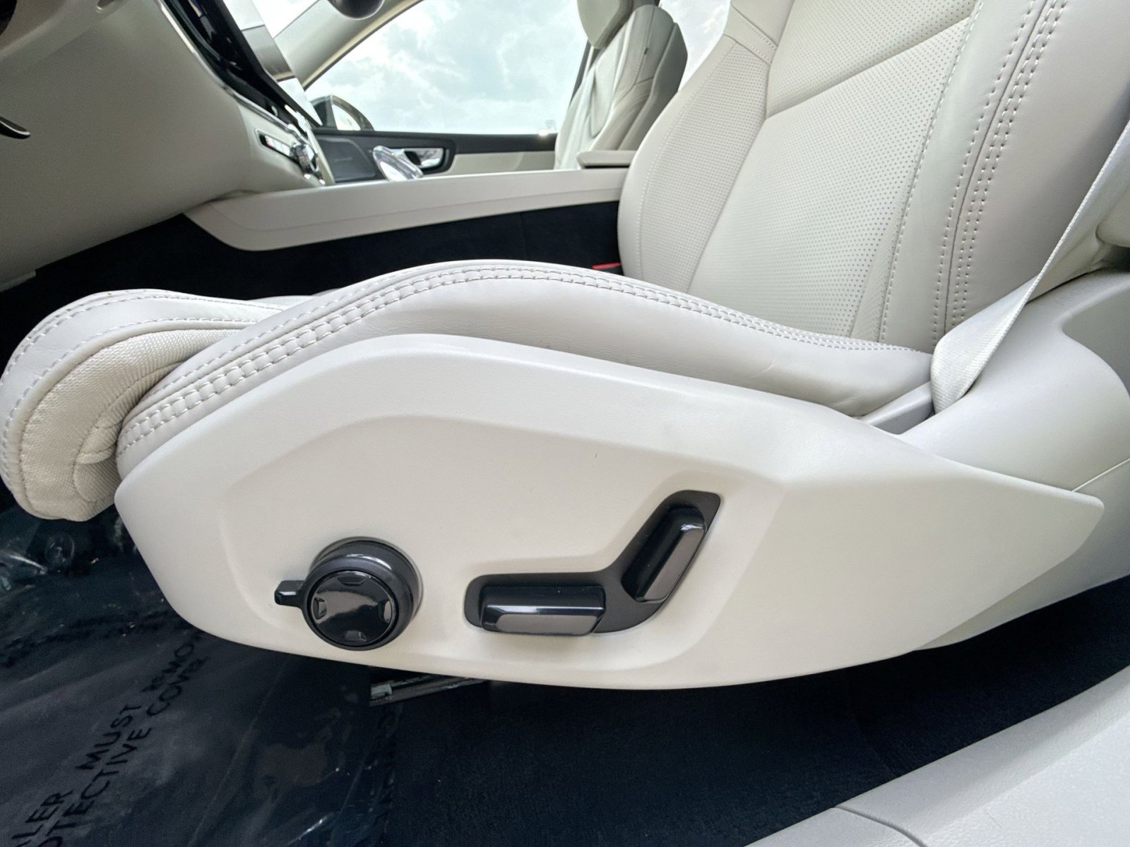 Certified 2026 Volvo XC60 B5 Ultra w/ Climate Package AWD/4WD image 14