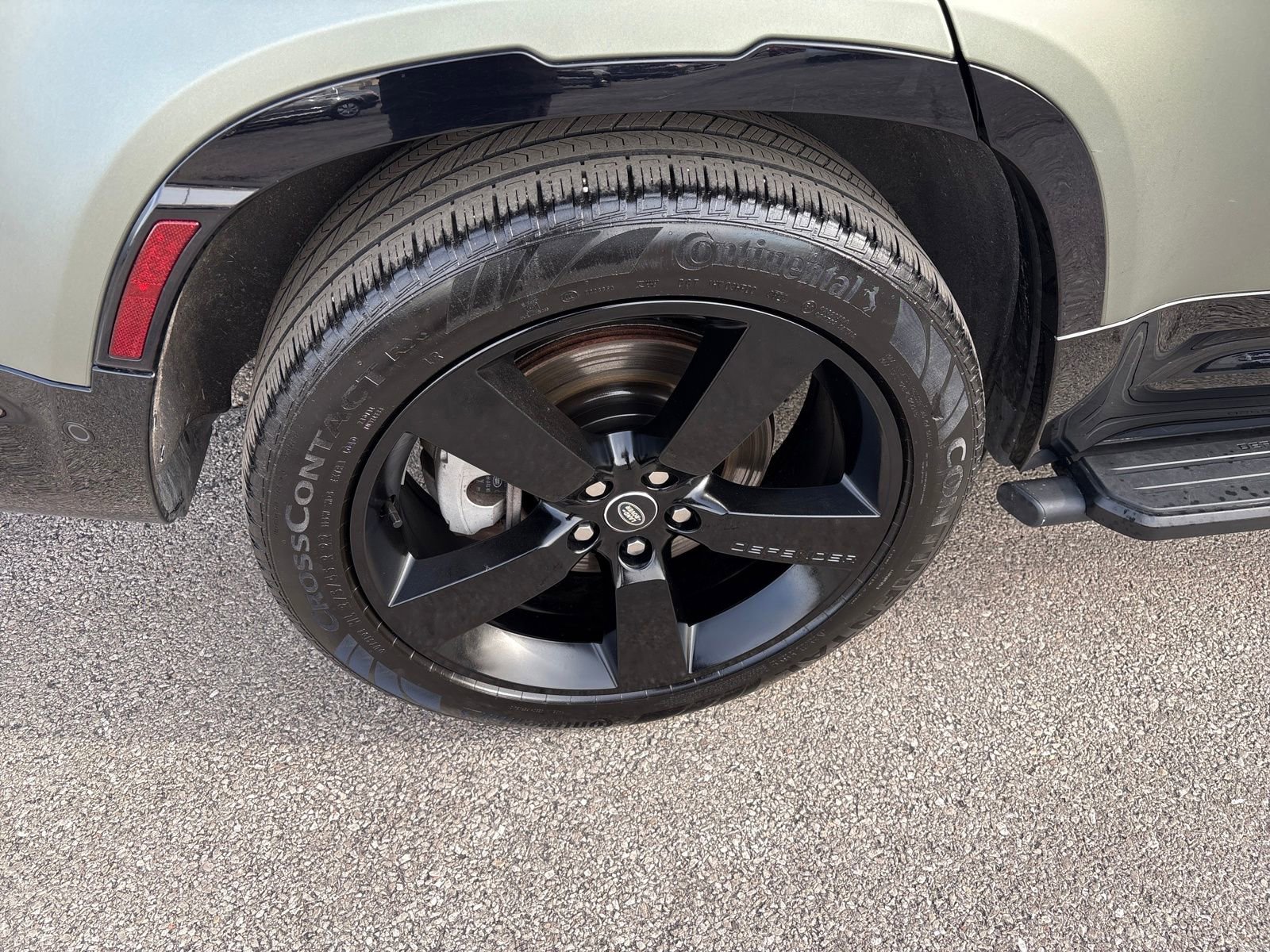 Used 2025 Land Rover Defender 130 X-Dynamic SE image 32