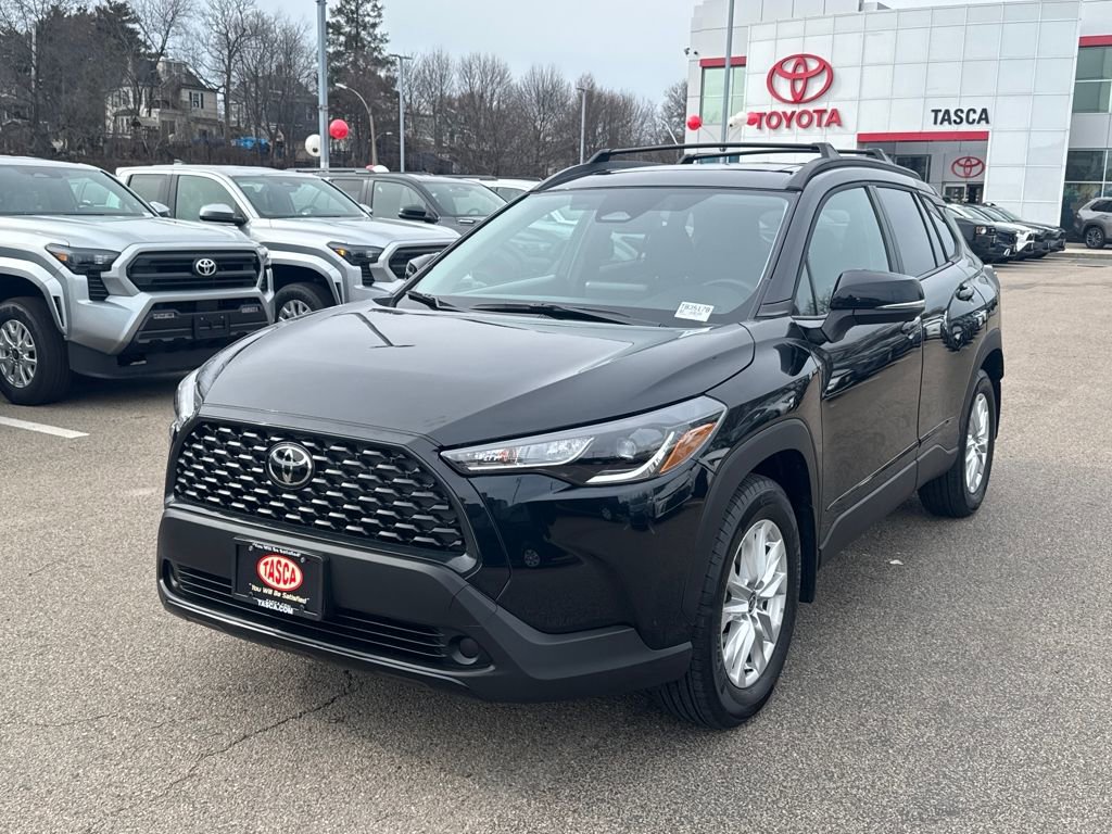 Used 2025 Toyota Corolla Cross LE w/ Moonroof Package image 3