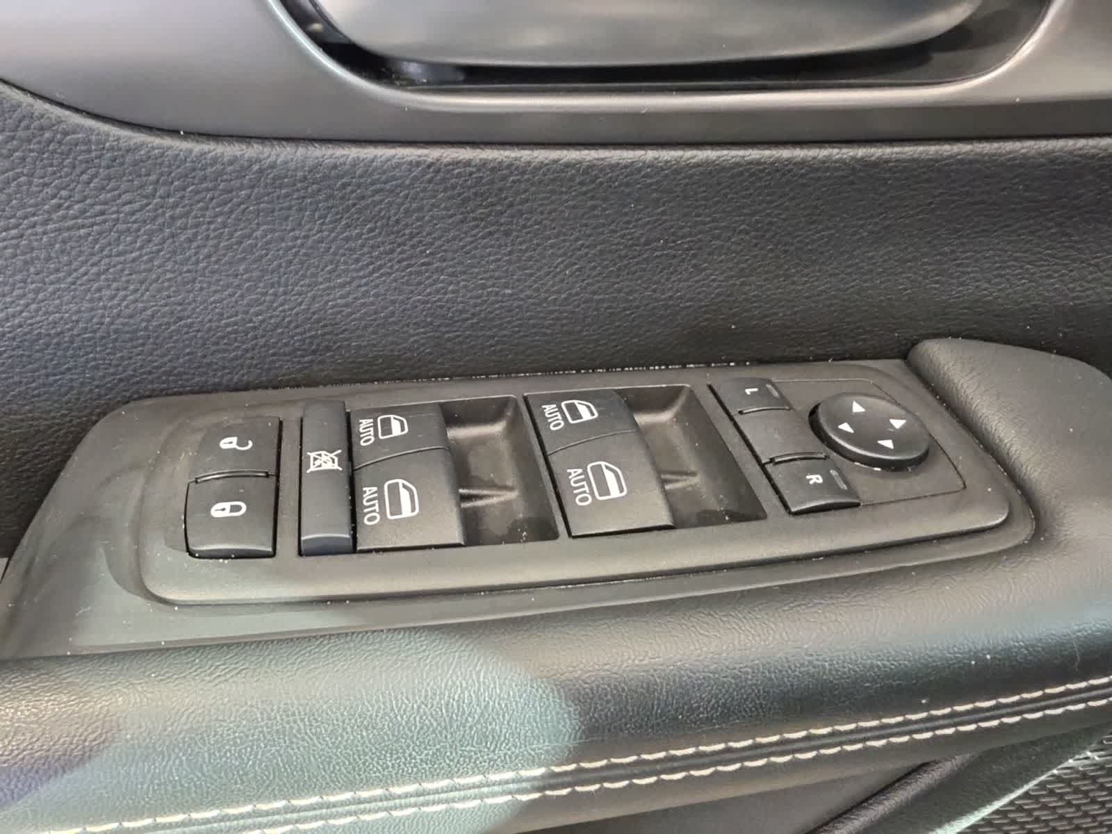 Used 2025 Chrysler Pacifica Select FWD image 16