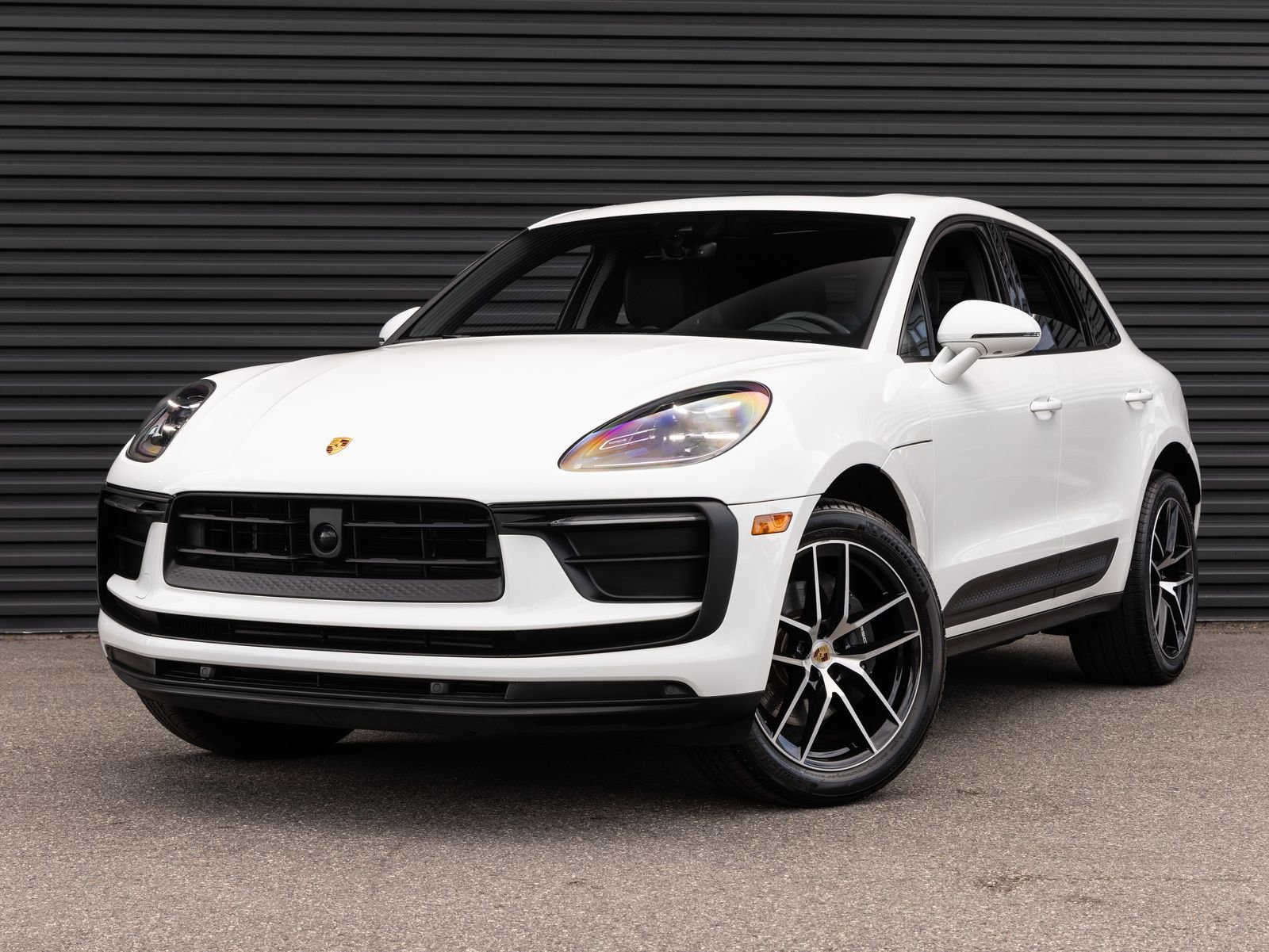 Certified 2025 Porsche Macan AWD/4WD image 1