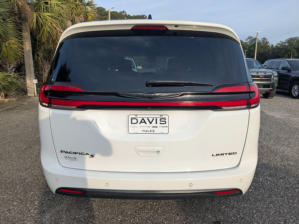 Used 2025 Chrysler Pacifica Limited FWD image 5
