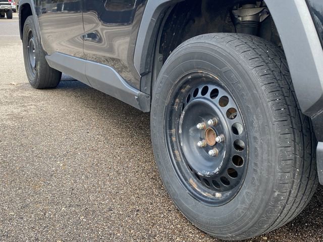 Used 2021 Toyota RAV4 LE image 12