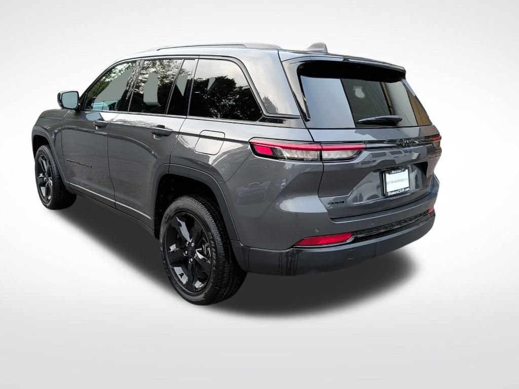 Used 2025 Jeep Grand Cherokee Altitude image 3