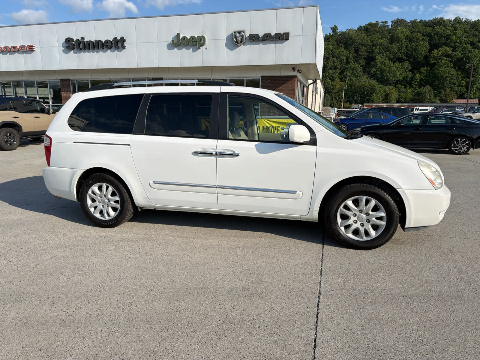 Used 2010 Kia Sedona EX w/ Luxury Pkg FWD image 2