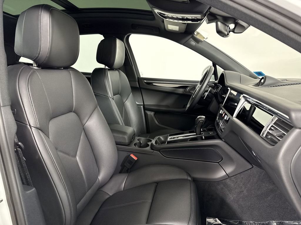 Certified 2025 Porsche Macan image 24