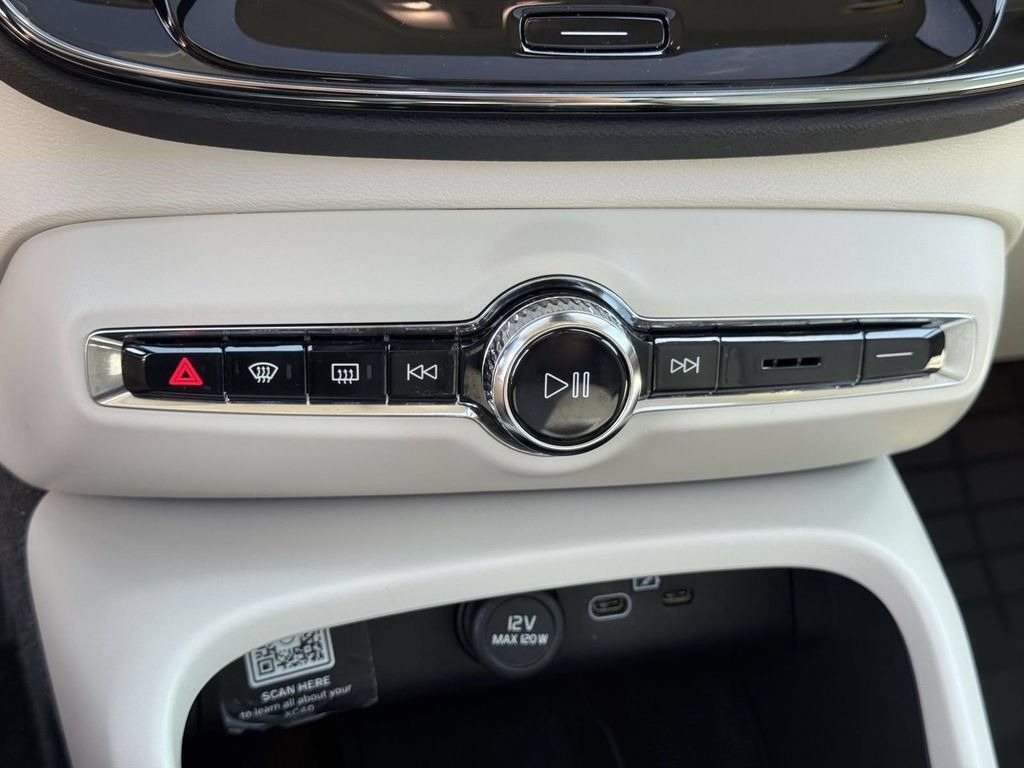 Certified 2024 Volvo XC40 B5 Plus w/ Protection Package Premier AWD/4WD image 31