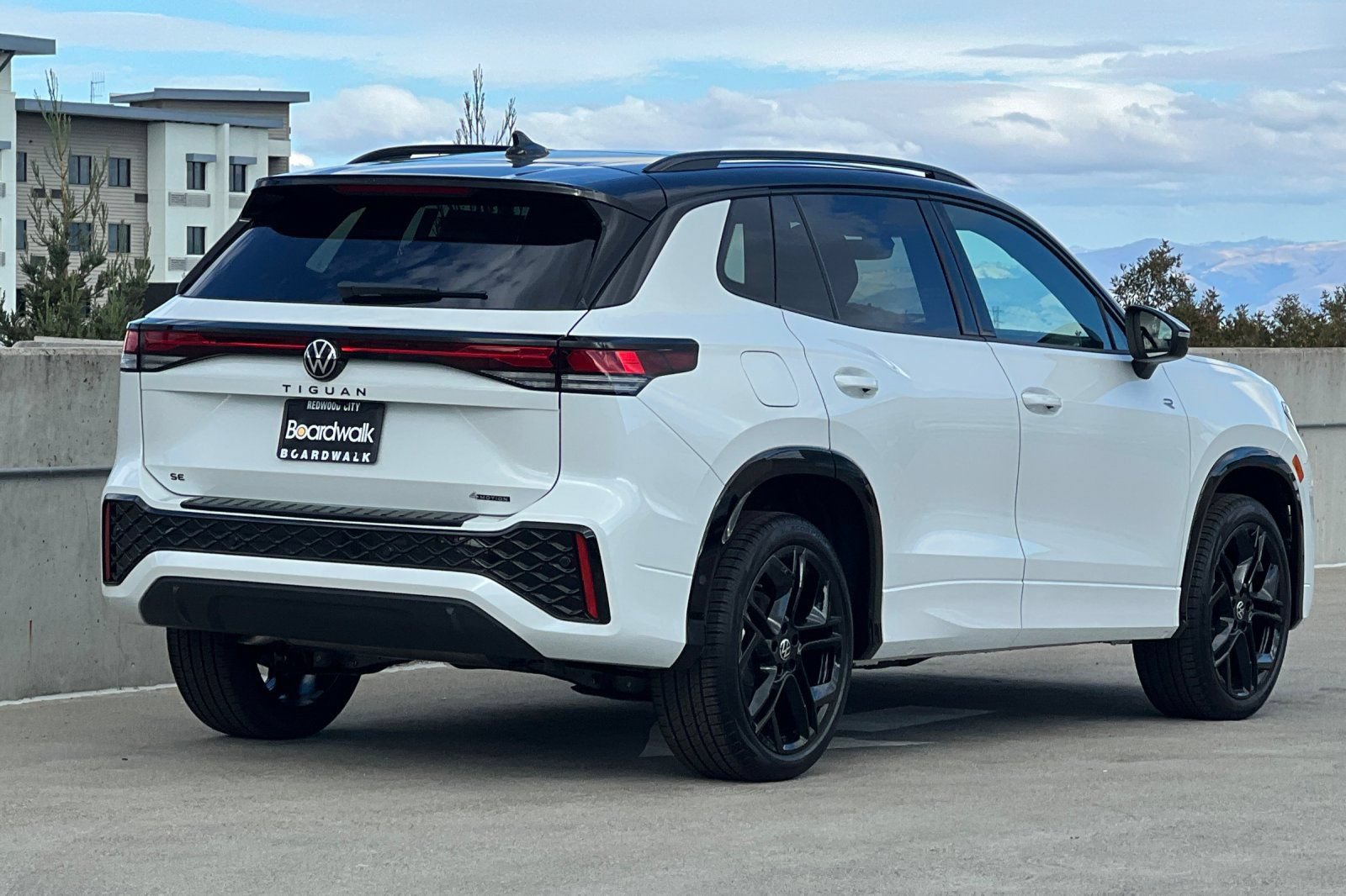 New 2026 Volkswagen Tiguan SE R-Line AWD/4WD image 4