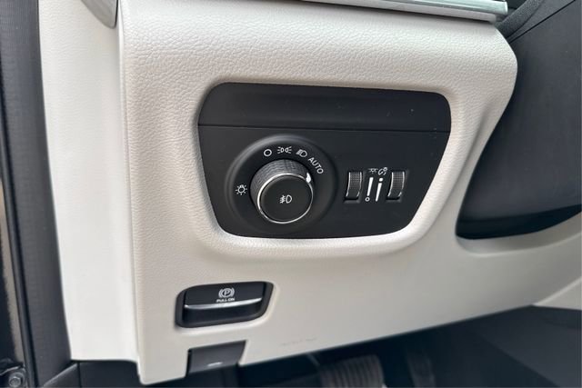 Used 2022 Jeep Grand Cherokee Overland w/ Adv Protech Group III image 17