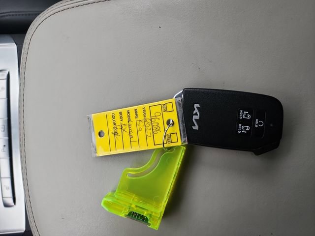 Used 2022 Kia Carnival EX FWD image 31