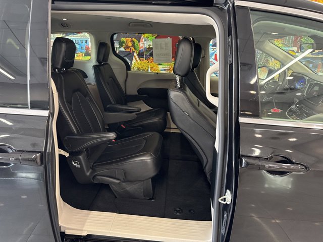 Used 2023 Chrysler Pacifica Touring-L FWD image 45