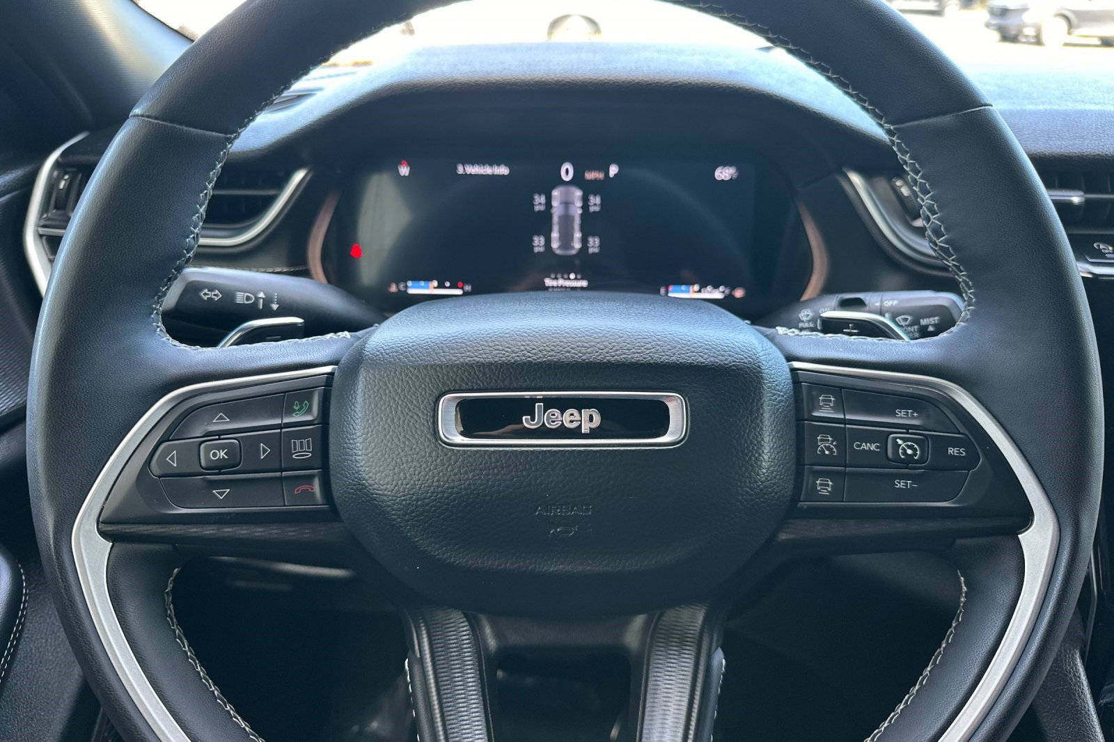 Used 2025 Jeep Grand Cherokee Altitude AWD/4WD image 10
