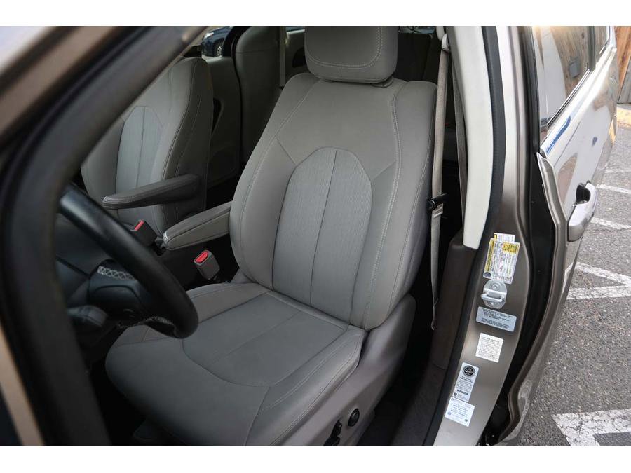 Used 2017 Chrysler Pacifica Touring FWD image 14