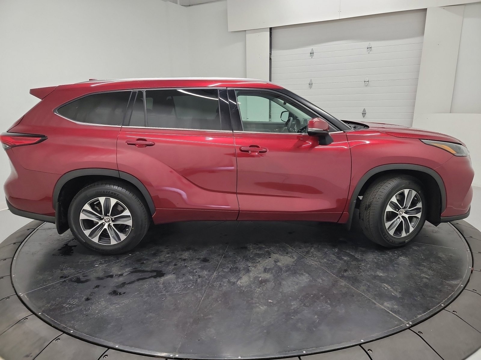 Used 2021 Toyota Highlander XLE AWD/4WD image 11
