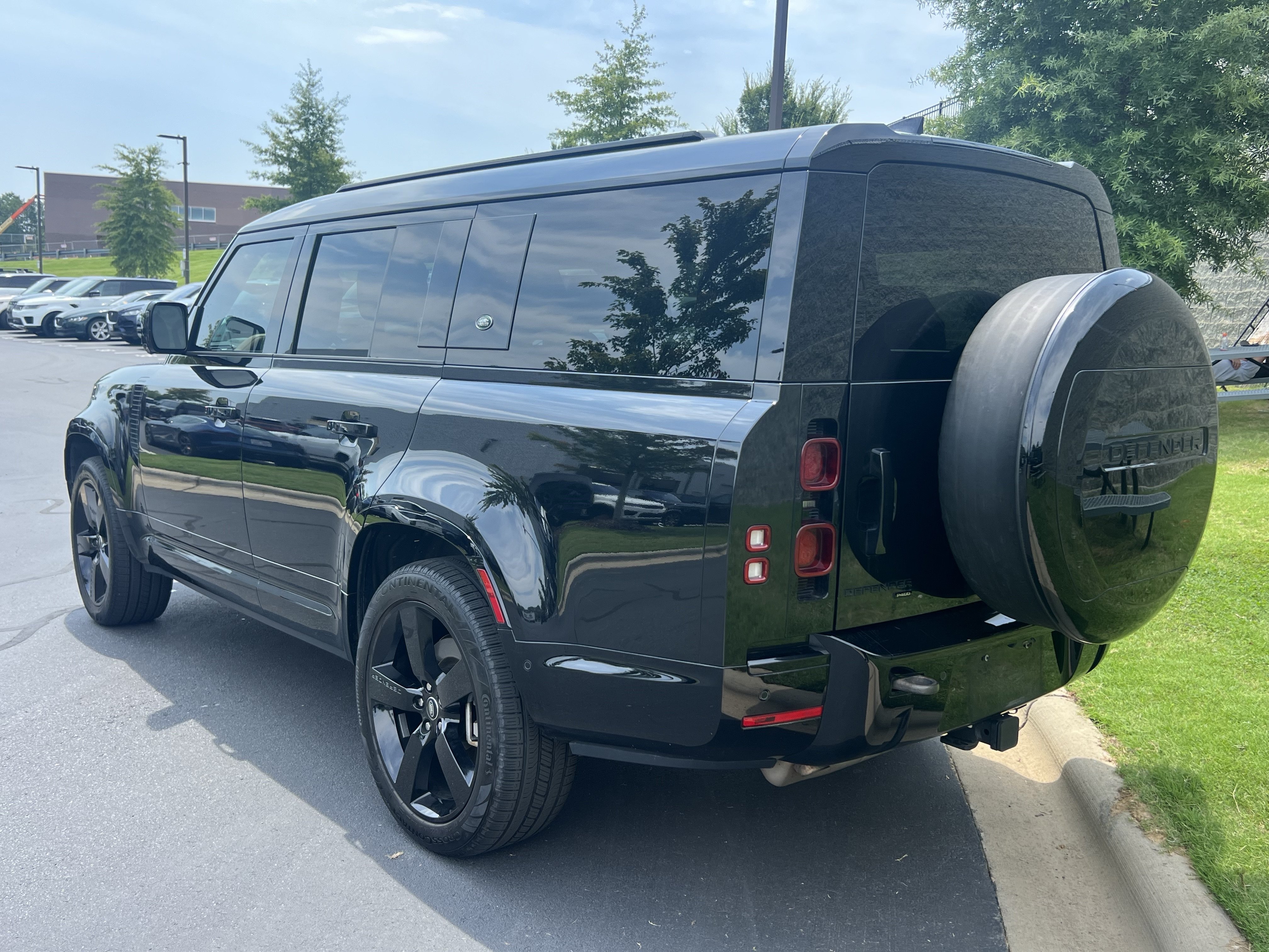 Used 2023 Land Rover Defender 130 X-Dynamic SE AWD/4WD image 5
