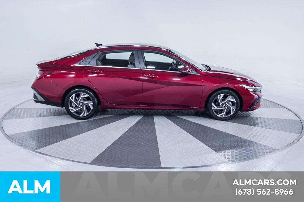 Used 2025 Hyundai Elantra Limited FWD image 11