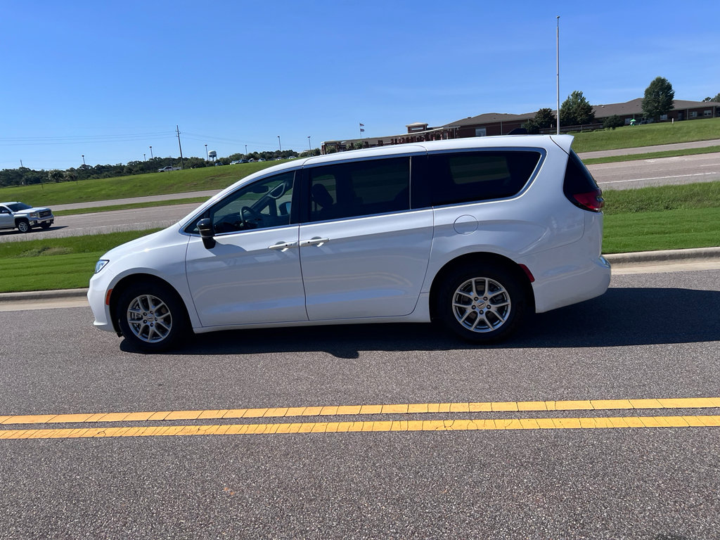 Used 2025 Chrysler Pacifica Select FWD image 7