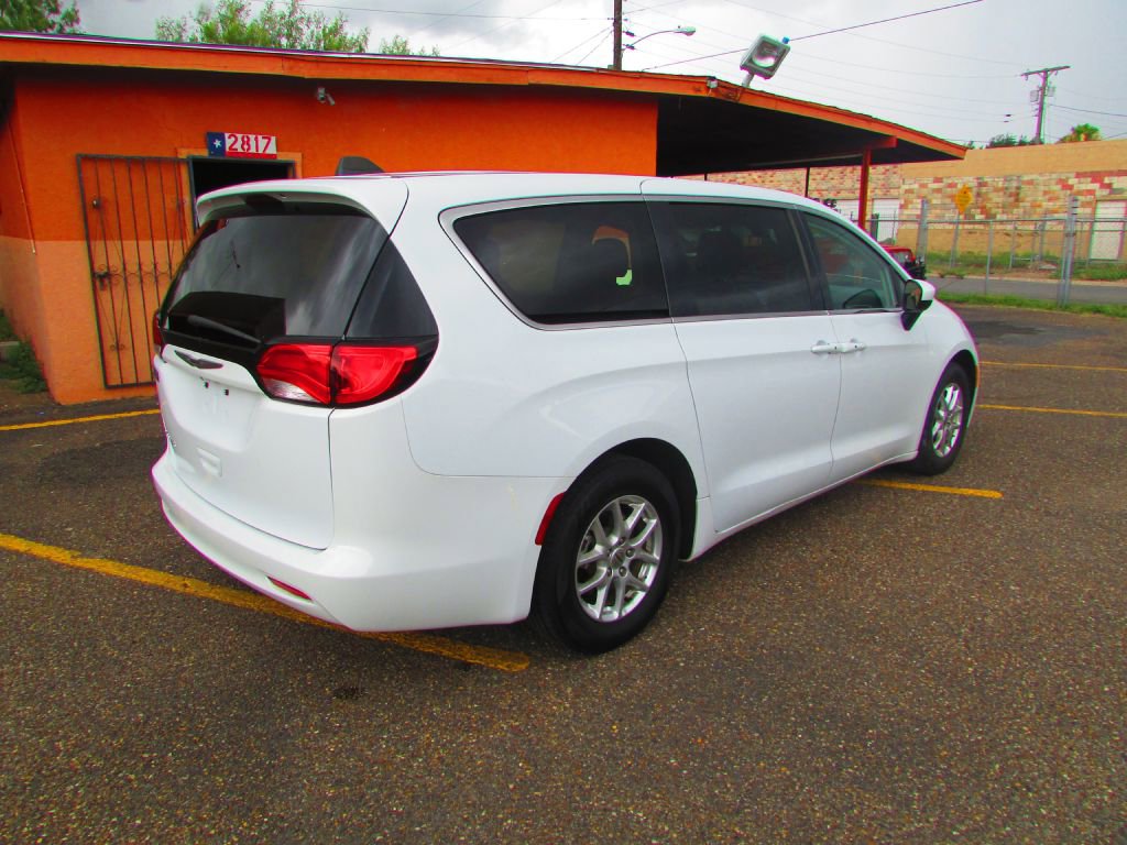 Used 2022 Chrysler Voyager LX image 5