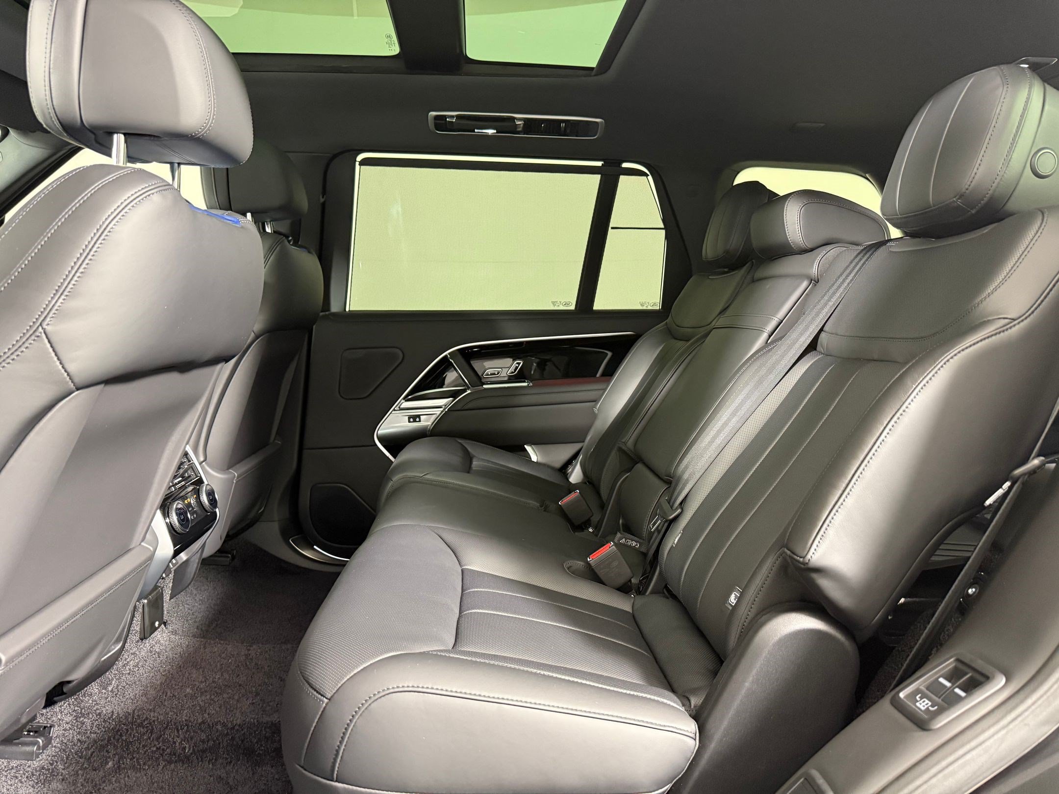 New 2026 Land Rover Range Rover Long Wheelbase SE AWD/4WD image 14