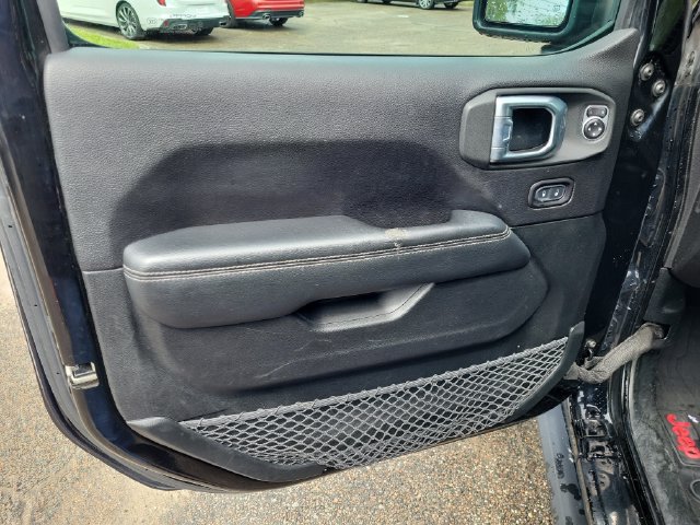 Used 2019 Jeep Wrangler Unlimited Sahara w/ Uconnect 4C Nav & Sound Group AWD/4WD image 15