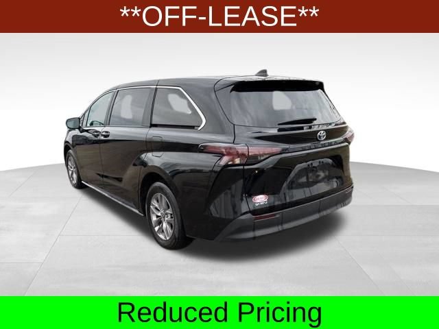 Used 2025 Toyota Sienna LE FWD image 5
