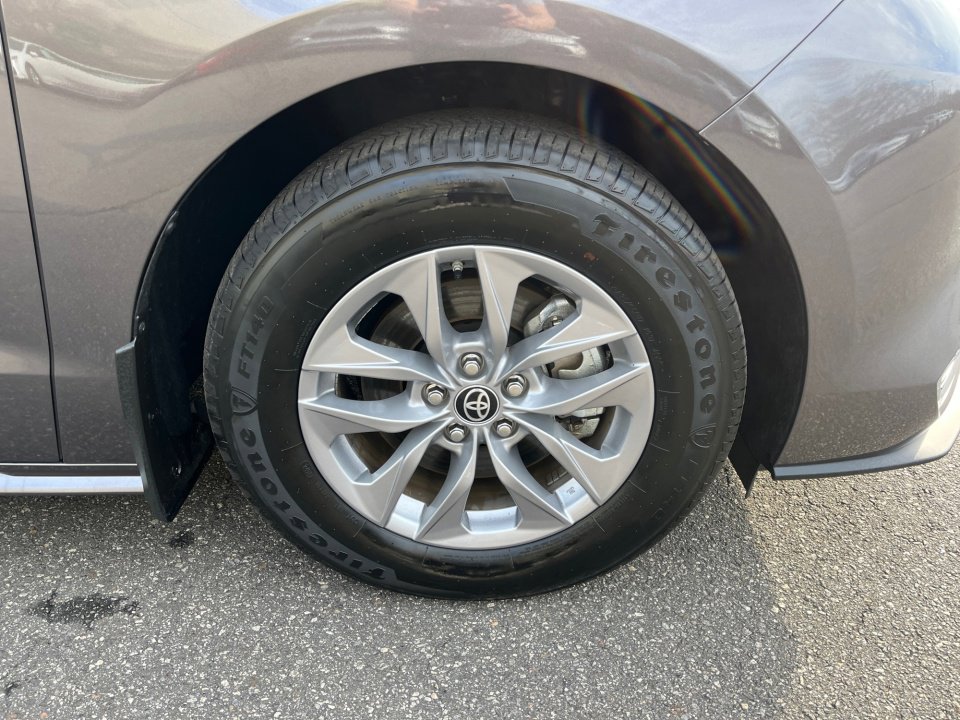 Certified 2024 Toyota Sienna XLE image 28