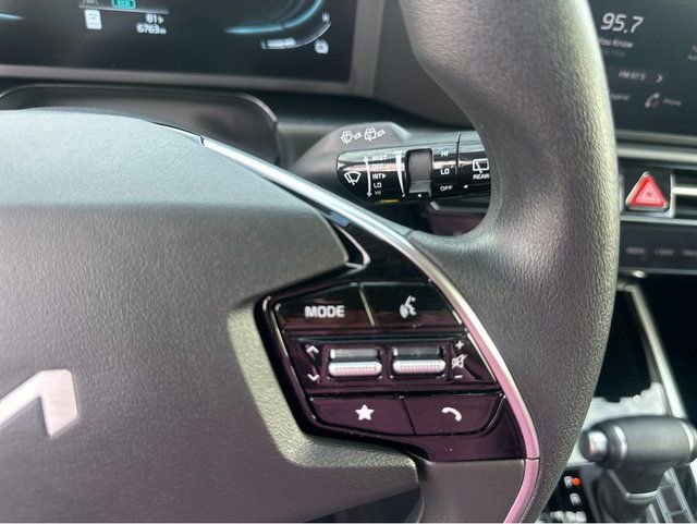 Certified 2025 Kia Niro LX image 24