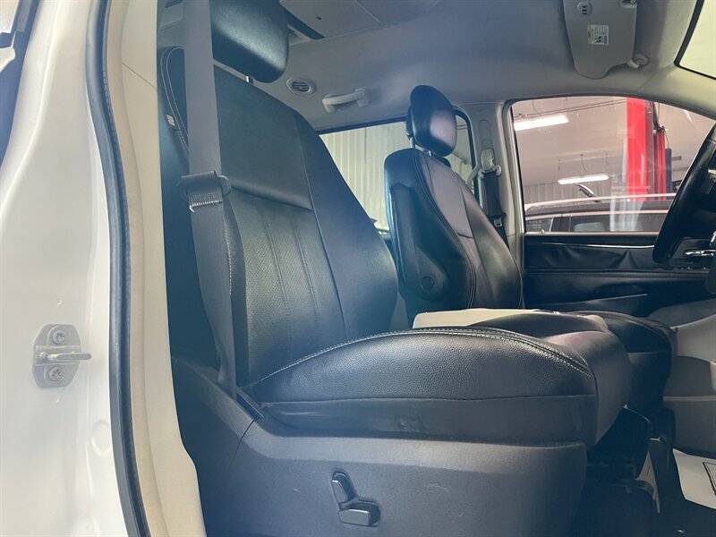 Used 2015 Chrysler Town & Country Touring-L w/ Driver Convenience Group FWD image 17