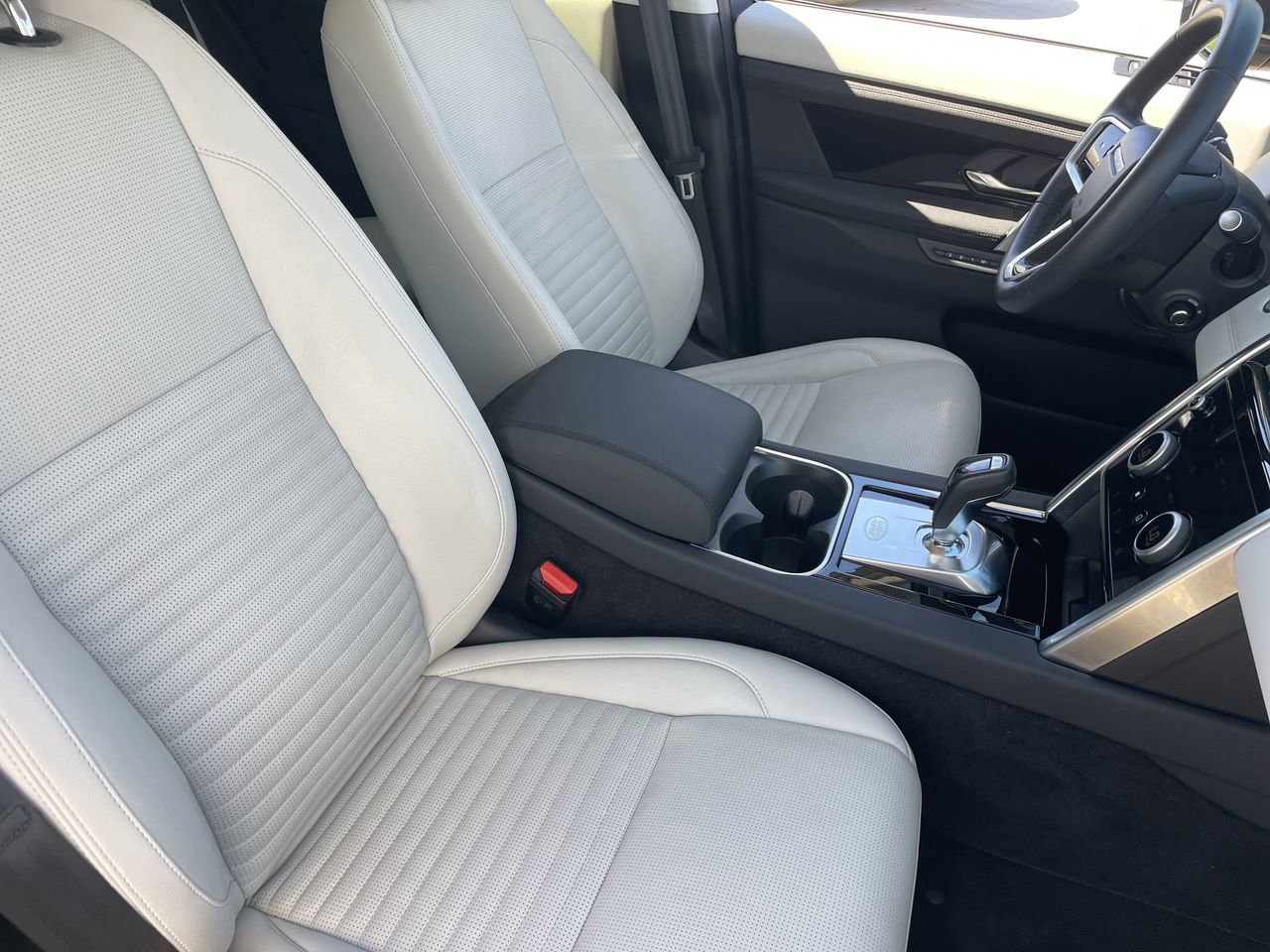 Used 2023 Land Rover Discovery Sport SE image 10