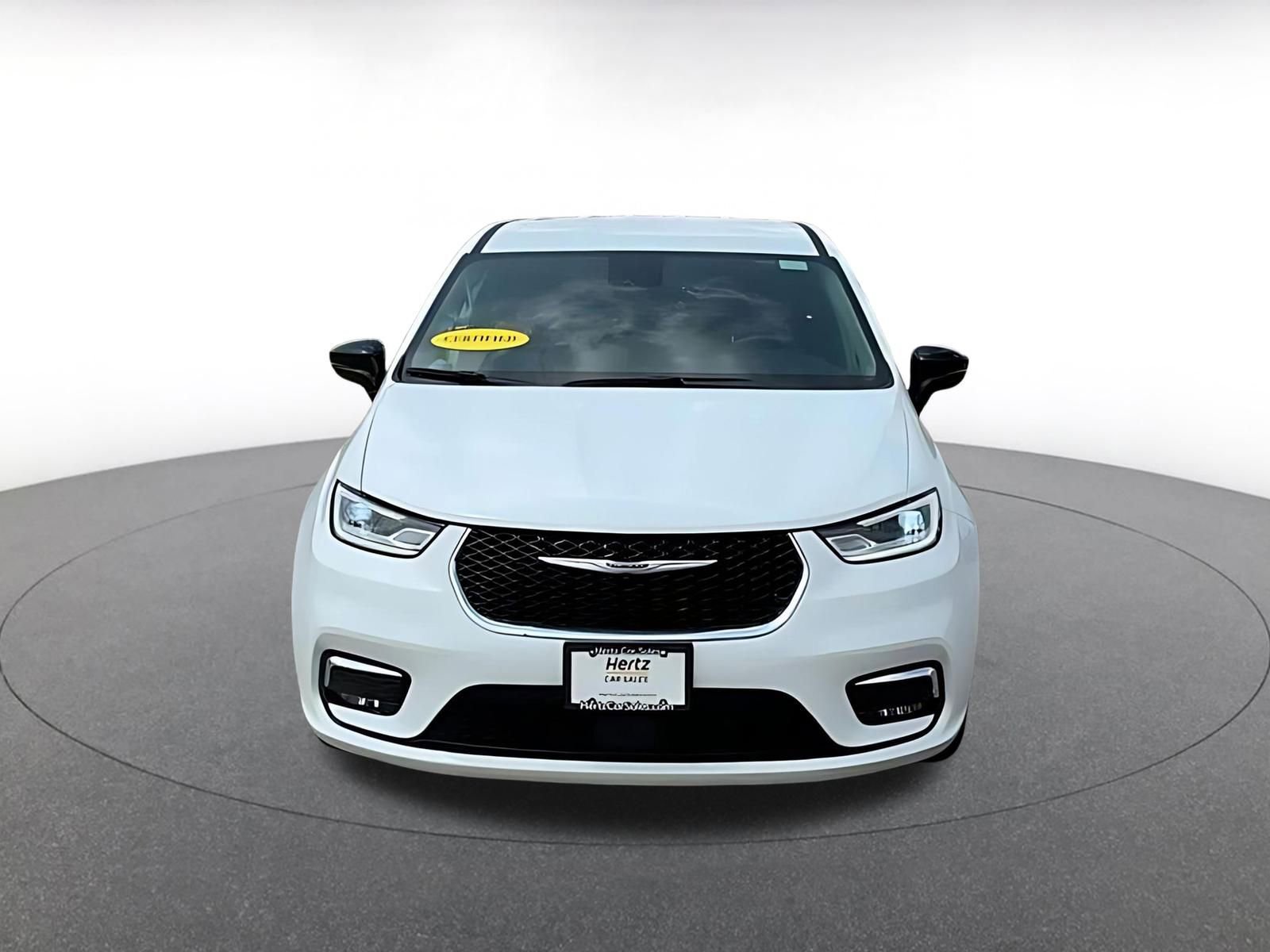 Used 2024 Chrysler Pacifica Touring-L image 4