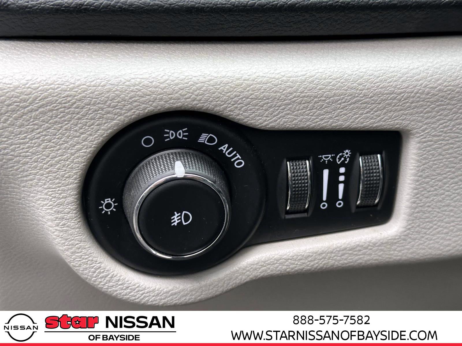 Used 2018 Chrysler Pacifica Touring-L image 18