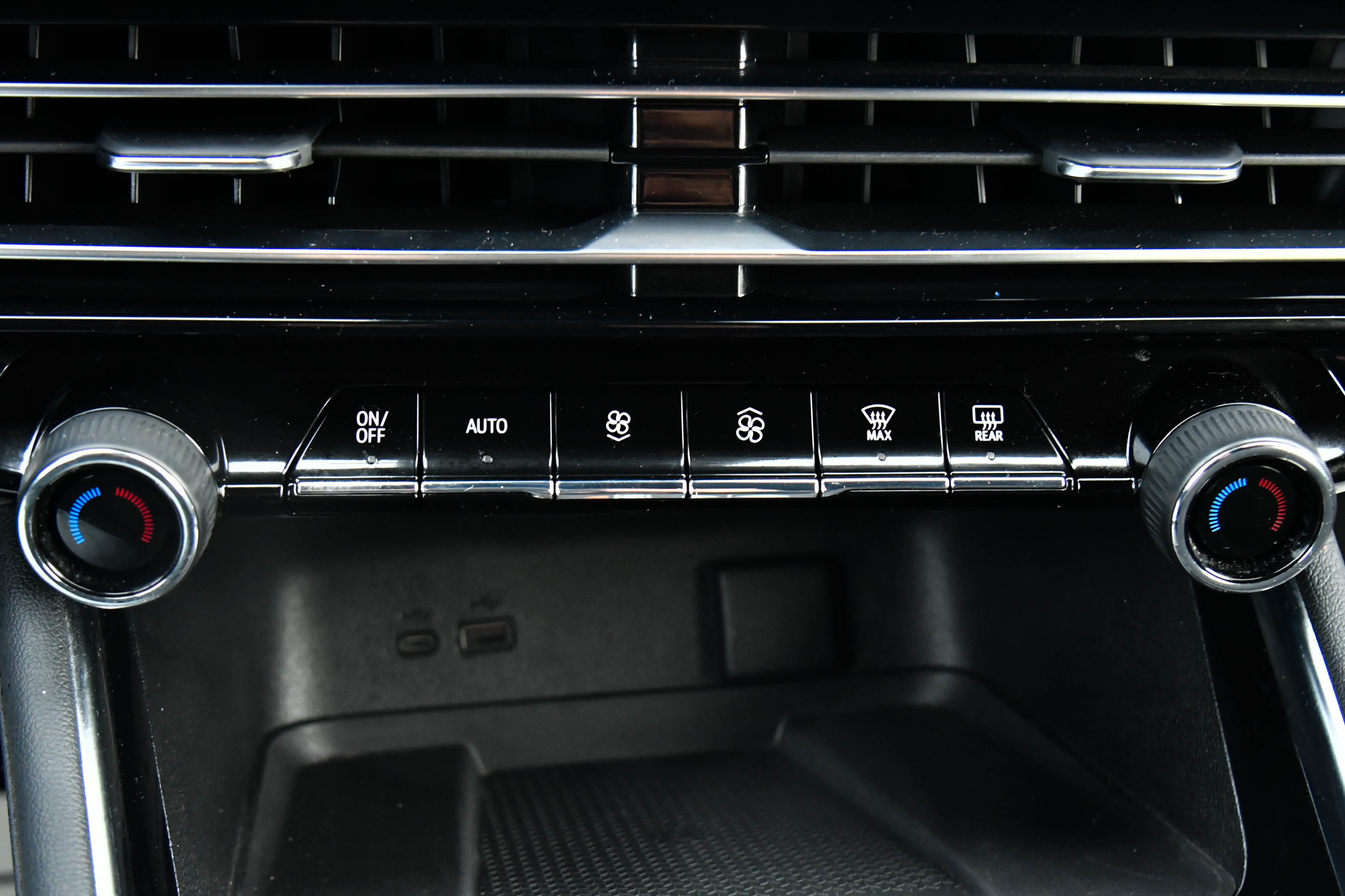 Used 2024 Chevrolet Traverse LT image 32